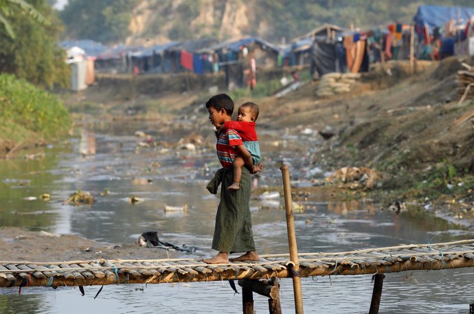 Niños rohingya refugiados en el campamento bangladeshí de Cox Bazar