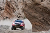 Carlos Sainz minimiza riesgos en la tercera victoria de Al-Attiyah