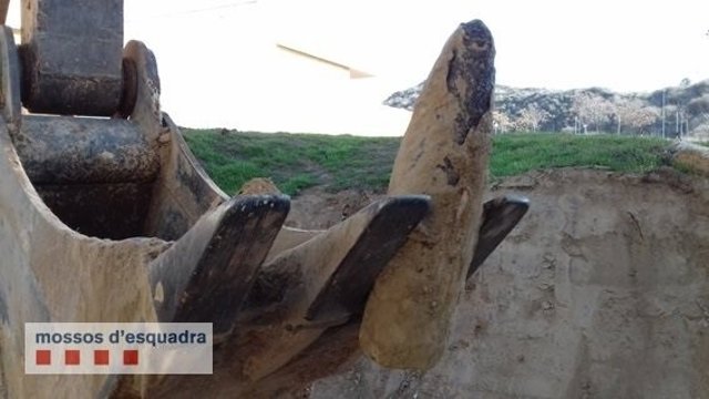 Una excabadora desentierra una bomba de la Guerra Civil en Lleida