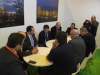 Reyes mantiene en Fitur un encuentro con empresarios turísticos jiennenses