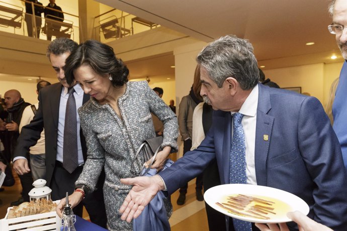 Ana Botín y Miguel Ángel Revilla en la Casa de Cantabria en Madrid 