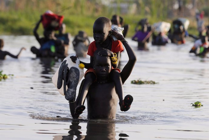 Niño recogiendo agua en Sudán del Sur