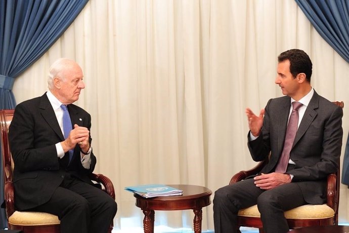 Bashar al-Assad es reuneix amb l'enviat de l'ONU, Staffan de Mistura