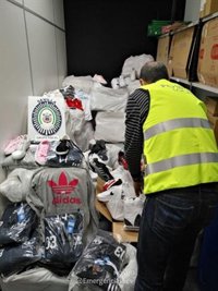 Intervenidas más de 2.000 prendas falsificadas valoradas en 100.000 euros en un mercadillo de Sevilla