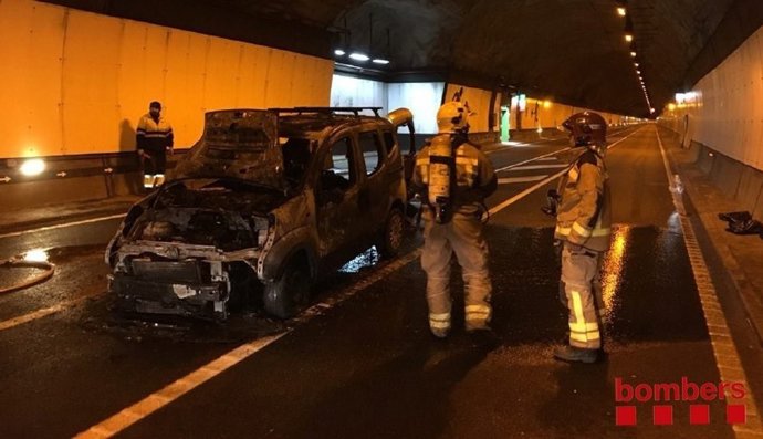 Cotxe incendiat en el Túnel del Cadí