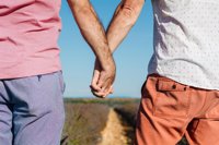 Tres fotos de parejas LGTB en Guadalajara, Zaragoza y Jaén ganan un certamen que visibiliza al colectivo en los pueblos