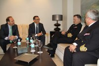 Autoridades reciben al Almirante de la Flota de la Armada tras la escala del portaaeronaves 'Juan Carlos I'