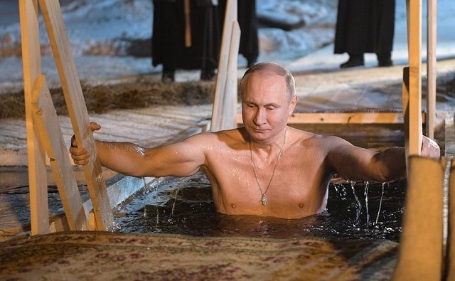 Vladimir Putin se baña en agua helada