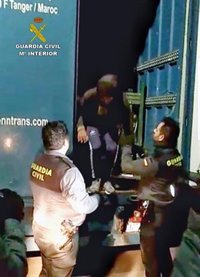 La Guardia Civil detecta en Santomera a dos inmigrantes irregulares ocultos en un camión procedente de Tánger