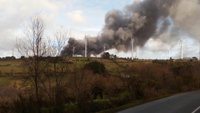 Un incendio afecta a la planta de Sogarisa en As Somozas y provoca una intensa humareda