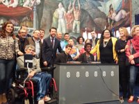 El Cabildo de Tenerife pone en marcha un proyecto para que personas con discapacidad se comuniquen a través de tablets