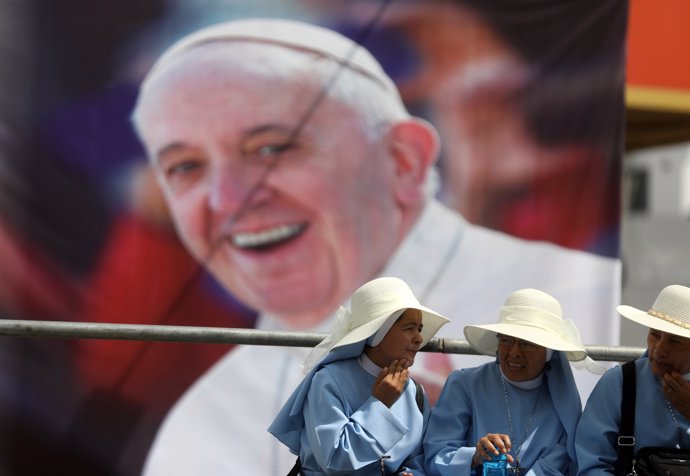 Nuns wait for Pope Francis to arrive, in Lima, Peru January 18, 2018.  REUTERS/P