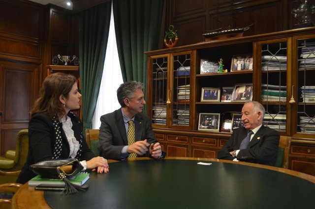 Gabriel Amat, reunido con la directiva del Colegio de Fisioterapeutas.