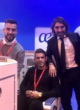 Lucas Hernández y  Miguel Ángel Moyá con Javier Hidalgo