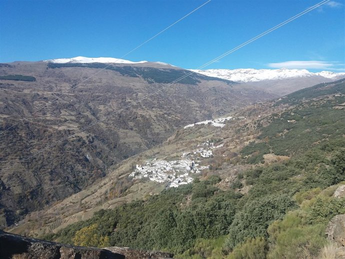 Imagen de la Alpujarra de Granada, con Bubión y Capileira bajo el Veleta