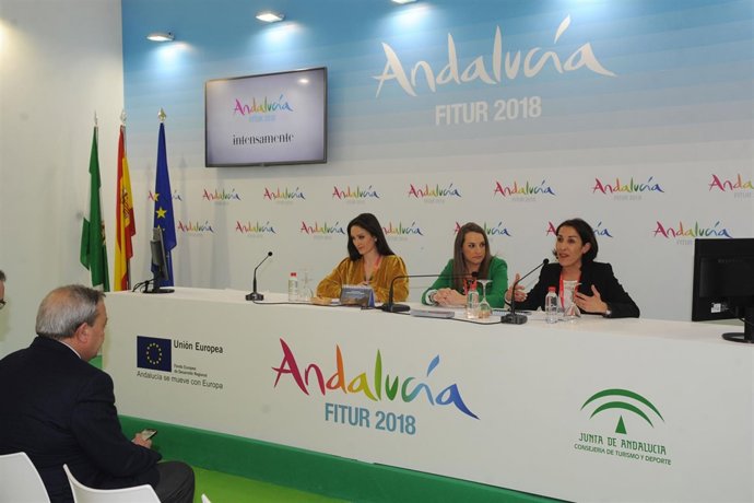 Ruiz, entre Gómez (izda.) y Pozuelo, en la presentación