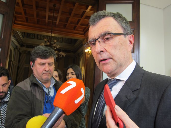 El alcalde José Ballesta contesta a las preguntas de los medios        
