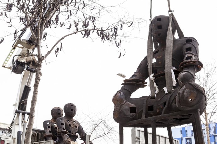 Tres escultures de l'obra 'Guardians' de Xavier Mascaró