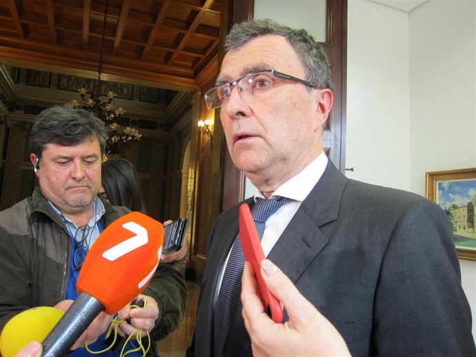 Ballesta atendiendo a los medios de comunicación en la puerta de Alcaldía