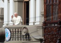 El Papa bendice a cientos de fieles que le esperaban en la Nunciatura Apostólica de Lima