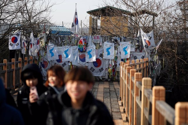 Banderas de  la Corea unificada en la zona desmilitarizada