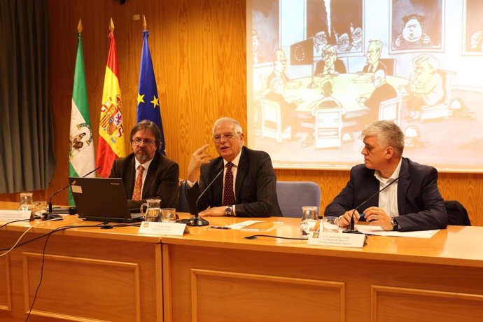 Josep Borrell, en el centro