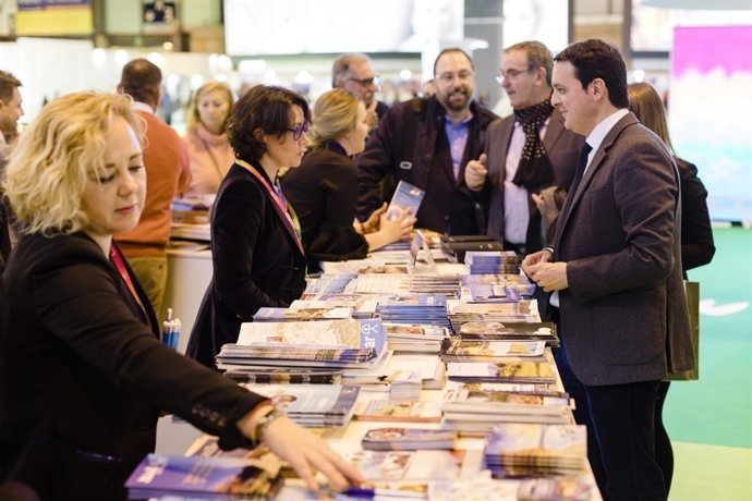 El stand de 'Costa de Almería' se prepara para recibir al público general.