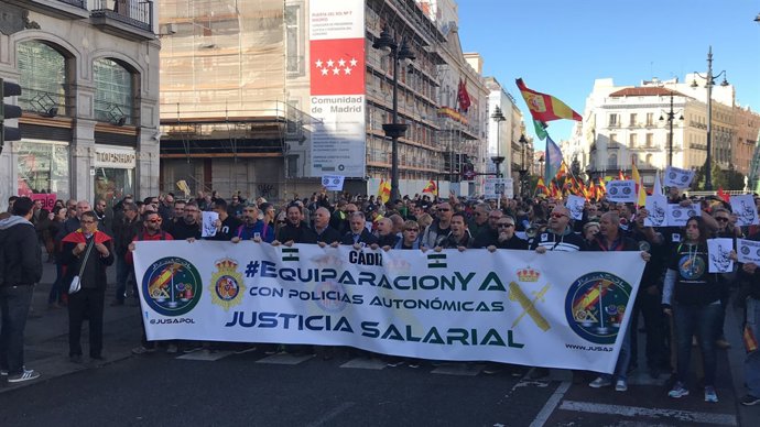 Manifestació de policies i guàrdies civils per una equiparació salarial