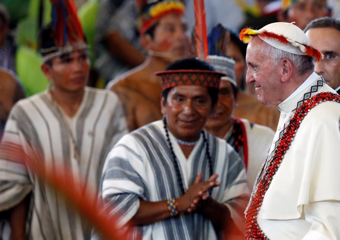 El Papa con indígenas en Perú
