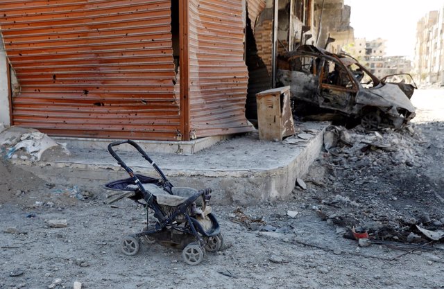 Una silla de bebé en una calle de Raqqa