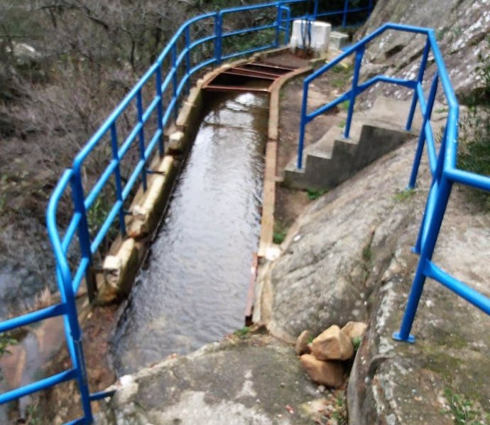 Canalización para captar agua de la Garganta del Capitán