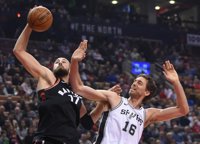 Pau Gasol roza el 'doble-doble' pero cae ante los Raptors de Ibaka