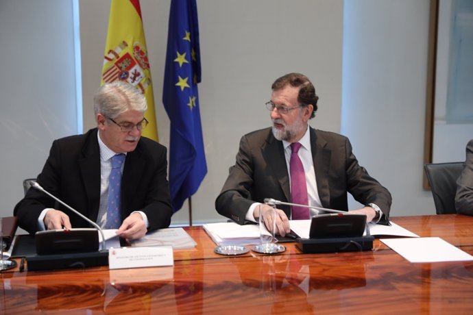 Rajoy y Alfonso Dastis en la reunión del Consejo de Política Exterior en Moncloa