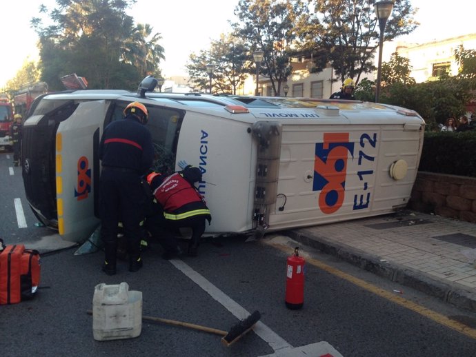 La ambulancia volcada tras la colisión.