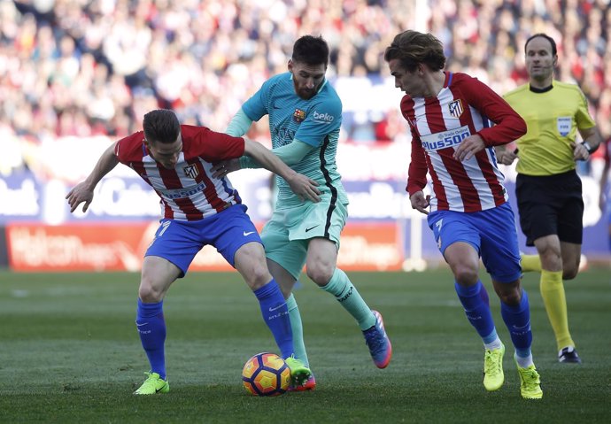 Lionel Messi ante Antoine Griezmann en un Atlético-Barcelona 