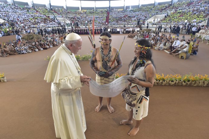 El Papa con dos indígenas en su viaje a Perú