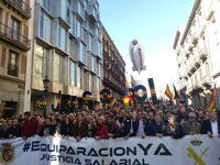 Miles de policías y guardias civiles se manifiestan en Barcelona por la equiparación salarial