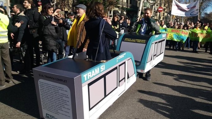 Manifestación por la unión de los tranvías por la Diagonal de Barcelona