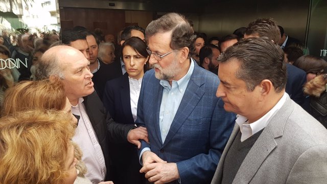 La familia adoptiva de Malona junto a Rajoy y Sanz