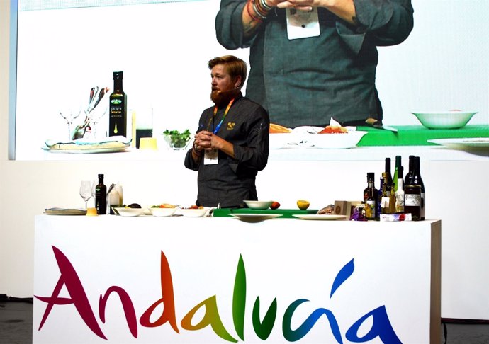 El cocinero Daniel del Toro en el stand de Andalucía en Fitur 
