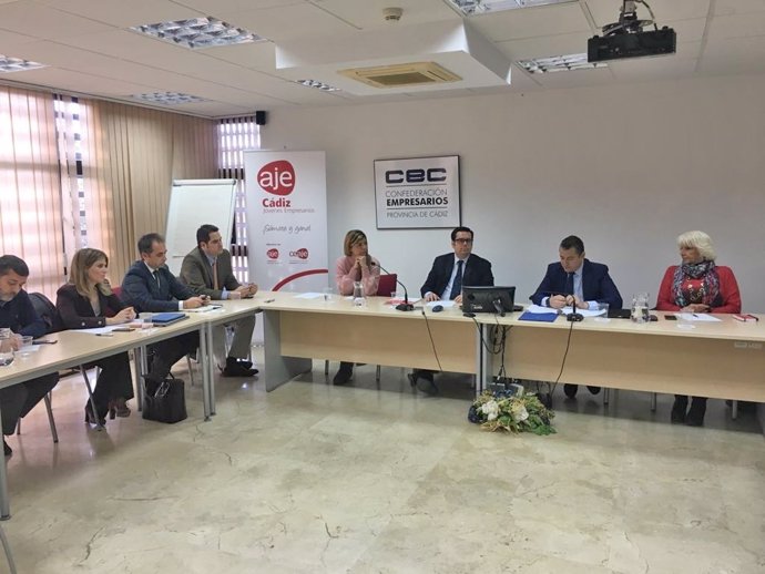 Reunión entre el PP de Cádiz y la nueva directiva de AJE Cádiz