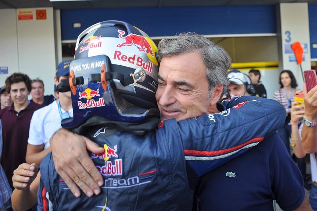 Carlos Sainz Jr y su padre tras el título de las World Series by Renault