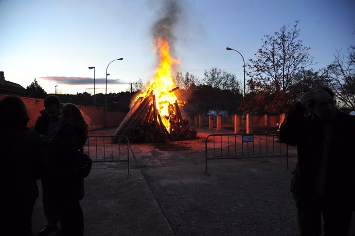 Unos 2.000 kilos de leña se queman en la hoguera de San Antón en Teruel.