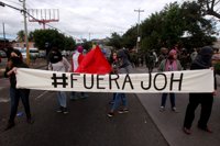 Opositores y fuerzas de seguridad se enfrentan en Honduras por la toma de posesión de Hernández