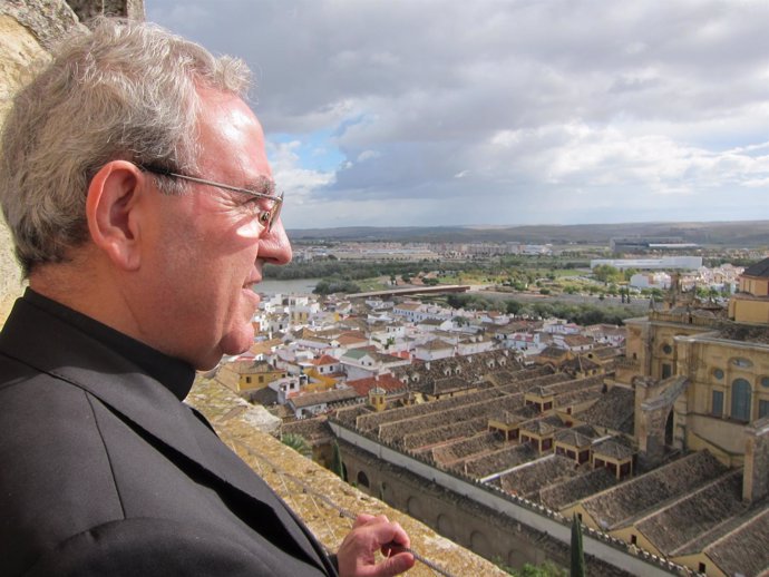El deán de Cabildo, Manuel Pérez Moya, mira la Mezquita-Catedral desde su torre