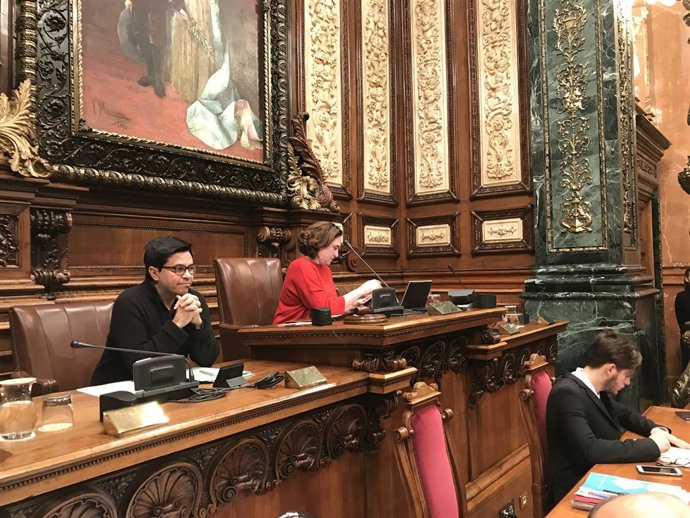 Gerardo Pisarello y Ada Colau en el ple de Barcelona