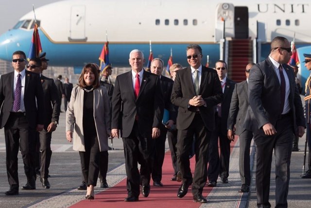 El vicepresidente estadounidense, Mike Pence, bajando de un avión