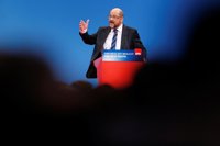 Schulz aboga ante los delegados del SPD por la repetición de la gran coalición con Angela Merkel