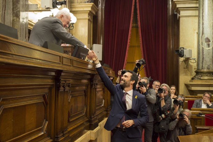 El presidente del Parlament, Roger Torrent, vota en la constitución de la Cámara