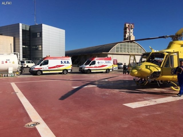 Imagen del helicóptero y las ambulancias que han participado en el rescate 